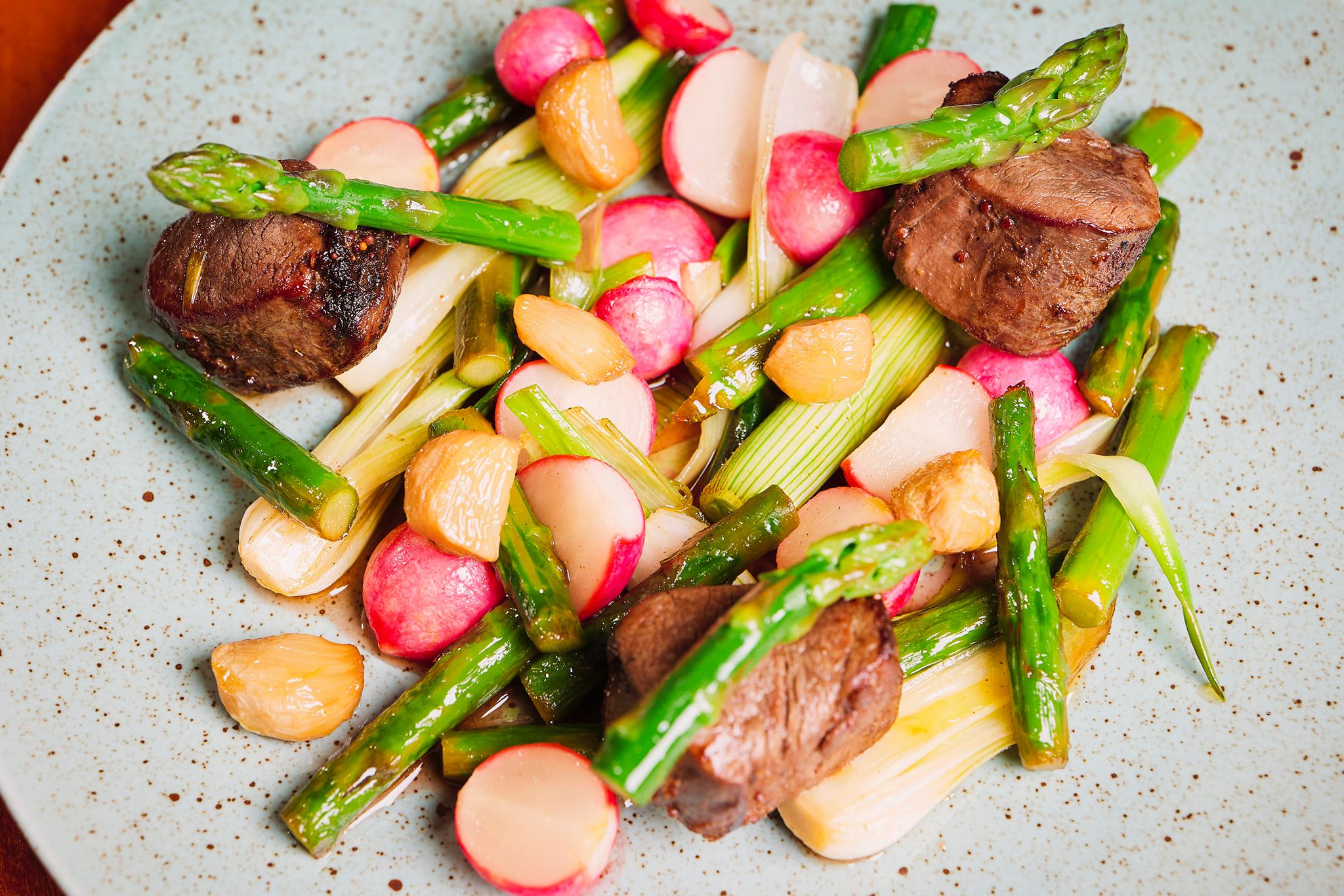 Letná karamelizovaná zelenina s grilovaným hovädzím steakom
