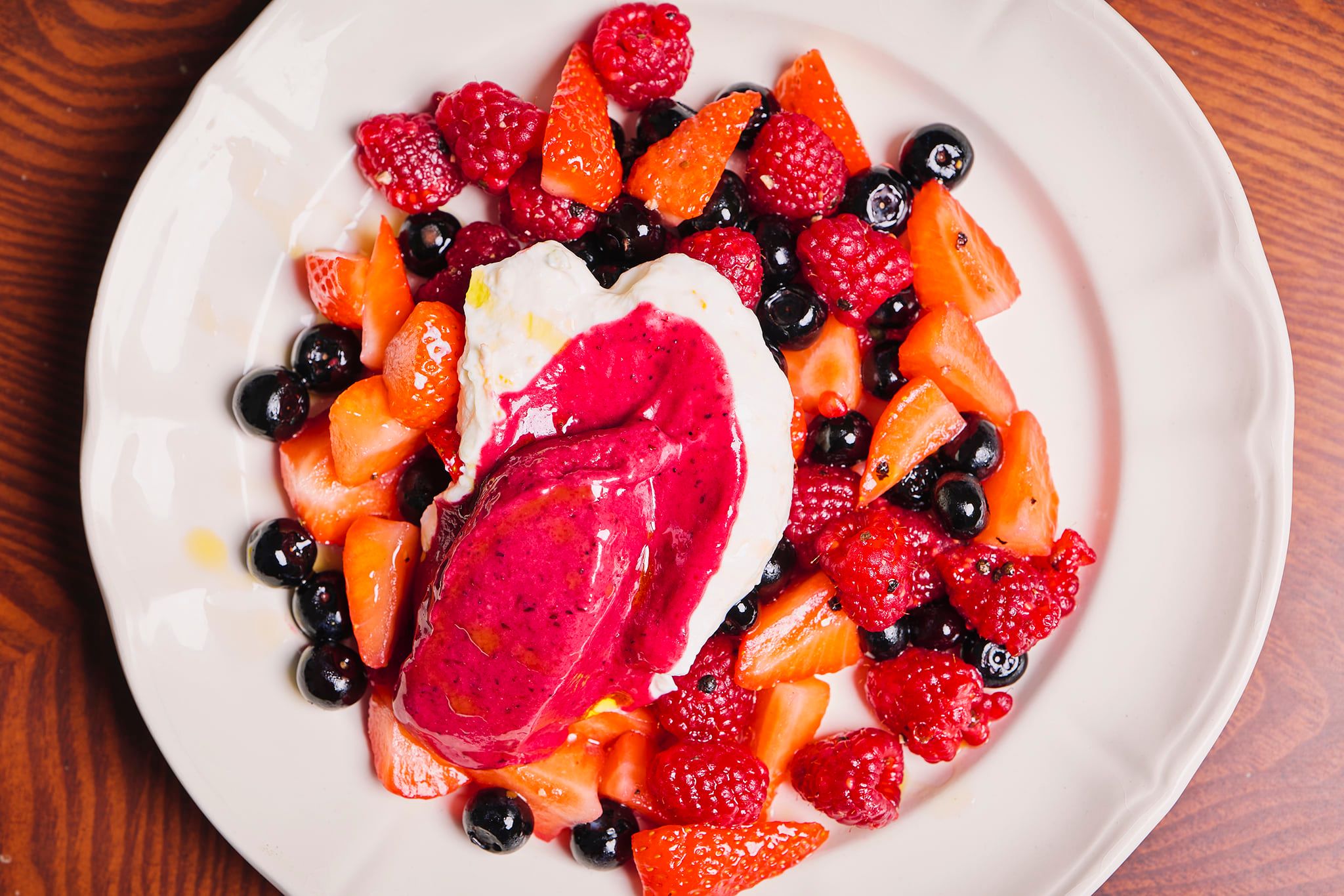 Ovocný šalát s olivovým olejom a sorbetom z čiernych ríbezlí