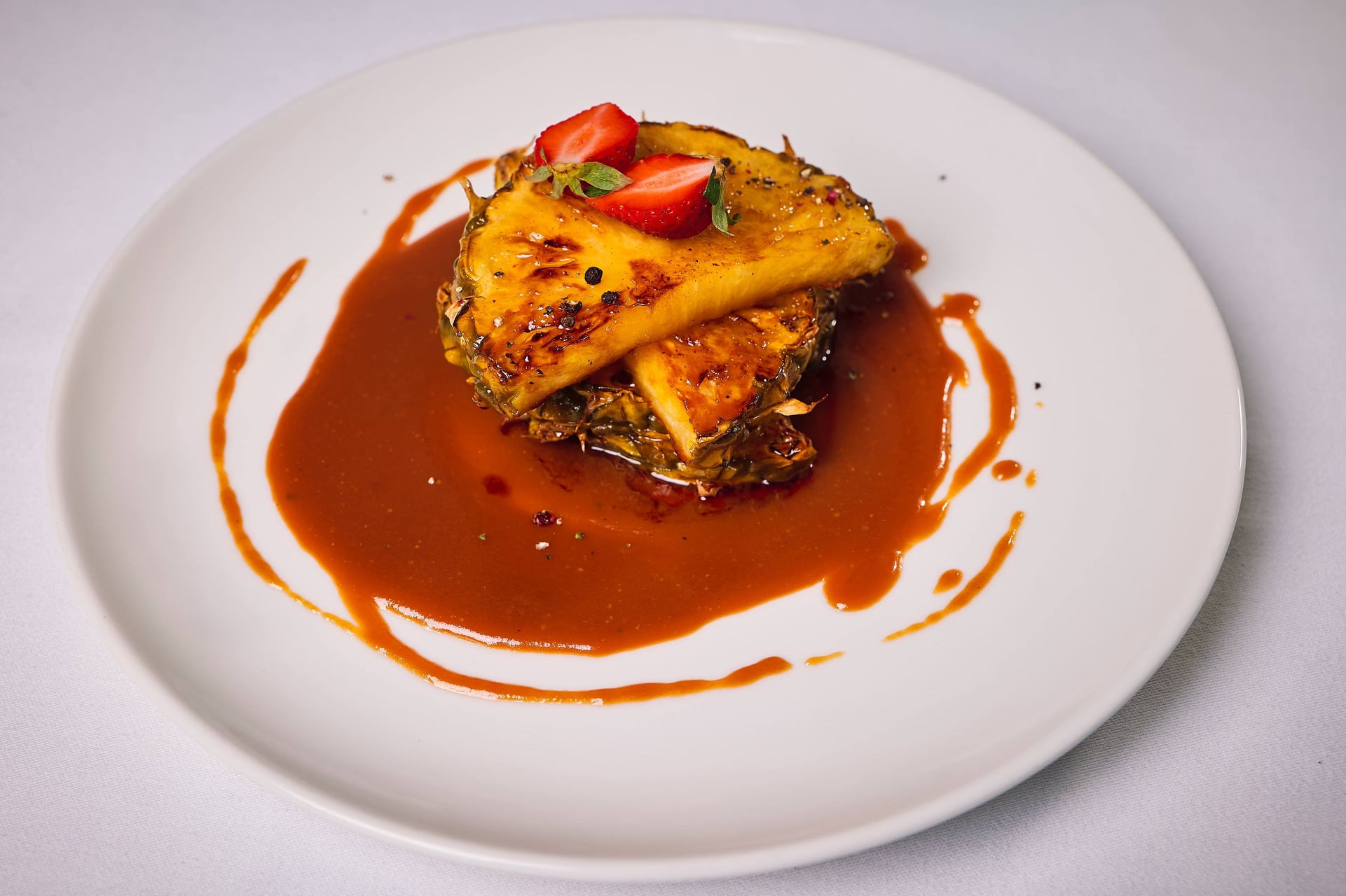 Grilovaný ananás na farebnom korení so slaným karamelom