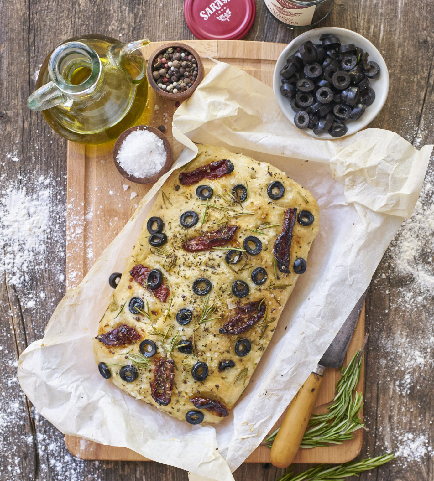 Focaccia so sušenými paradajkami a čiernymi olivami Sarasa