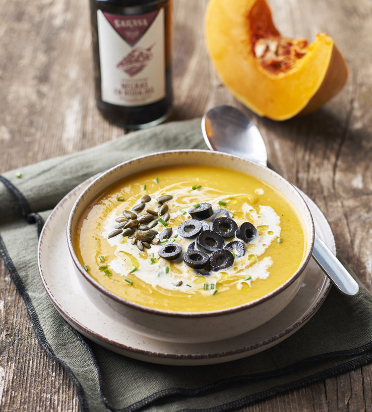 Tekvicová krémová polievka s čiernymi olivami SARASA