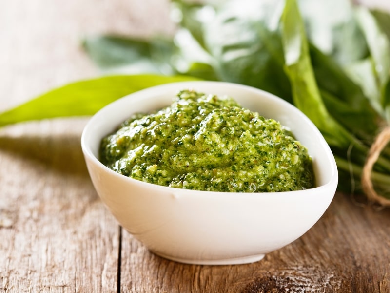 Domácí pesto z medvědího česneku a olivový olej