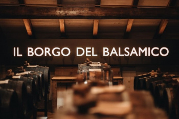 Zrající balsamico v sudech Il Borgo del Balsamico