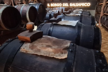  Zrající balsamico v sudech Il Borgo del Balsamico