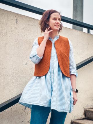 Vlněná vestička je kousek, který promění každý váš outfit 🤍 ✨ Nádherně vynikne v kombinaci s košilí ✨ Dodá styl, hloubku a...