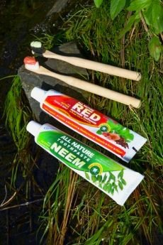 Zubní pasty NEEM a RED s kefkami