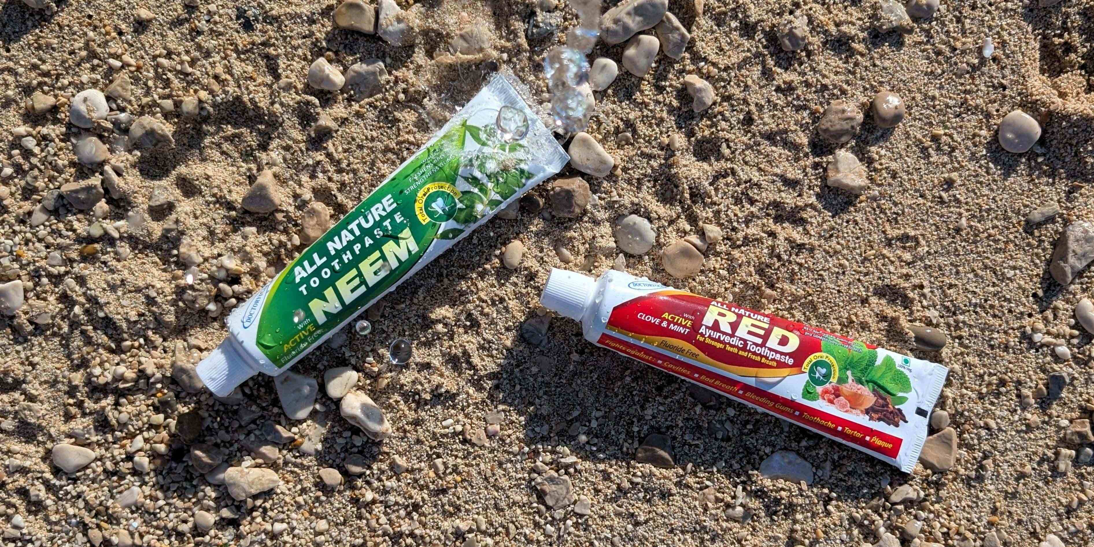 Ájurvédské zubní pasty NEEM a RED na písku