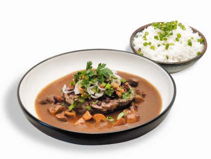 Hovězí loupaná plec na kmíně, rýže basmati, hnědé žampiony, slanina, smažená a jarní cibule, bylinky