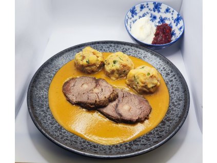 Svíčková na smetaně, karlovarsky knedlík, brusinky, šlehačka