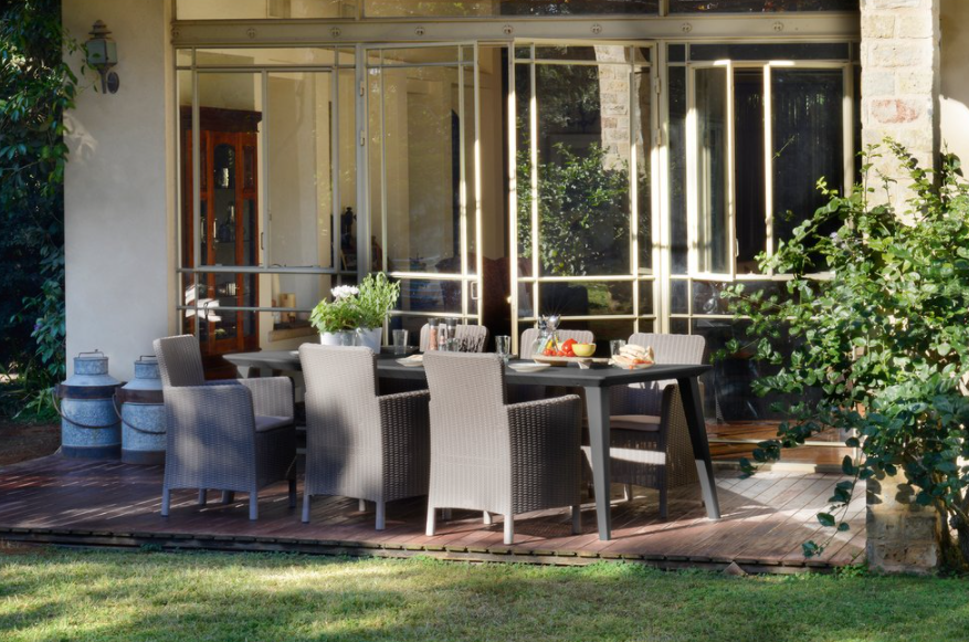 Dokonalé pohodlie v každom ročnom období: moderný záhradný nábytok na terasy i zimné záhrady