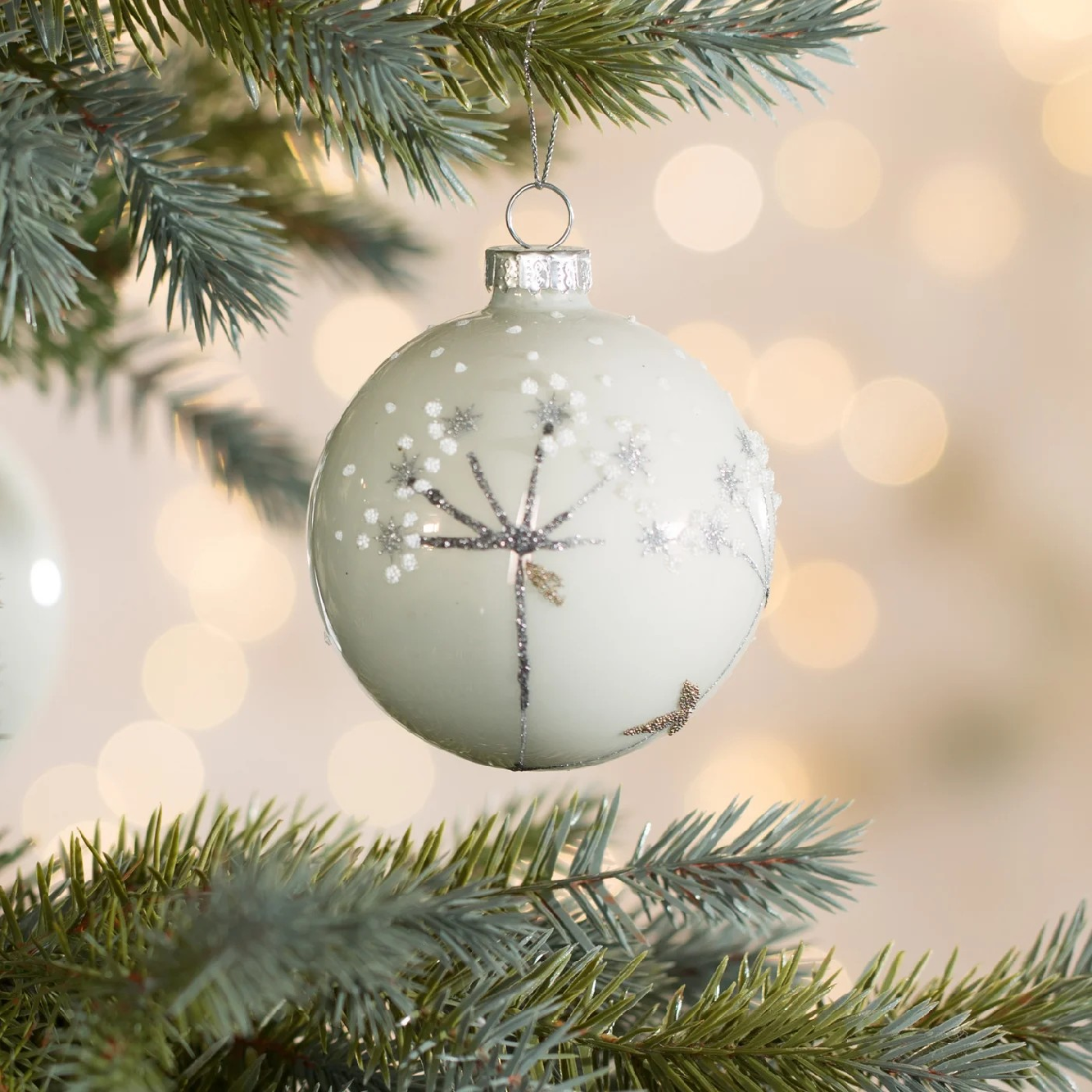 ArtFir Vianočná dekorácia BANKA 475B | sklenená biela/strieborná 10 cm
