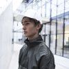 5panelová snapback kšiltovka Flexfit 7707 bílá na modelu