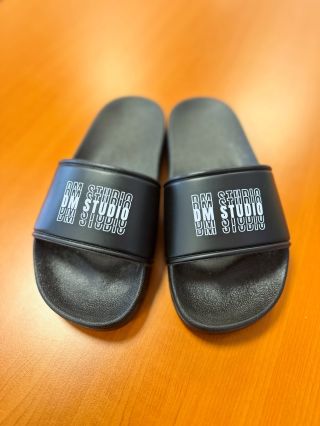 Pantofle pro DM STUDIO 🖤 Minimal vibe, čistý branding a pantofle, které zaujmou na první pohled 👣✨ Potisk “DM STUDIO” v...