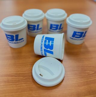 ☕ Branding, který zahřeje. TO GO kelímky s potiskem pro BL Mechanizace – jednoduché, čisté a dobře viditelné logo i na...