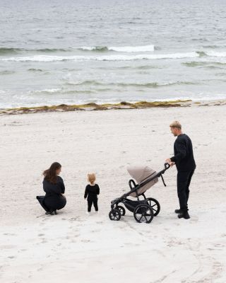 Thule v barvě Tinted Taupe je prostě nádhera. 🤎 📦 Urban Glide 4-wheel k dostání během pár dní. 🤎 Urban Glide 3 na...