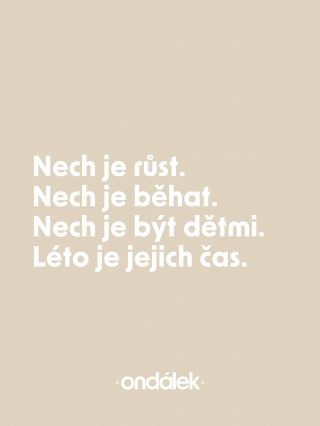 Trochu špíny, hodně smíchu, bosé nohy, zmrzlina na tričku a dny, kdy se domů nechce vůbec nikomu. Nechme je být dětmi. 🤍...