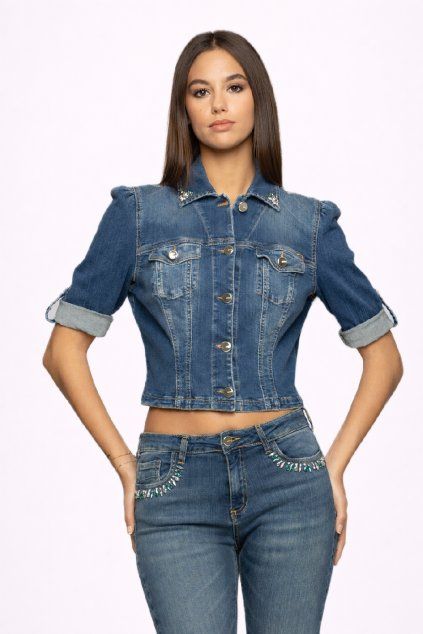 Modelka v denimovém outfitu