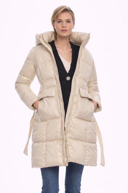 Modelka v krémové péřové bundě