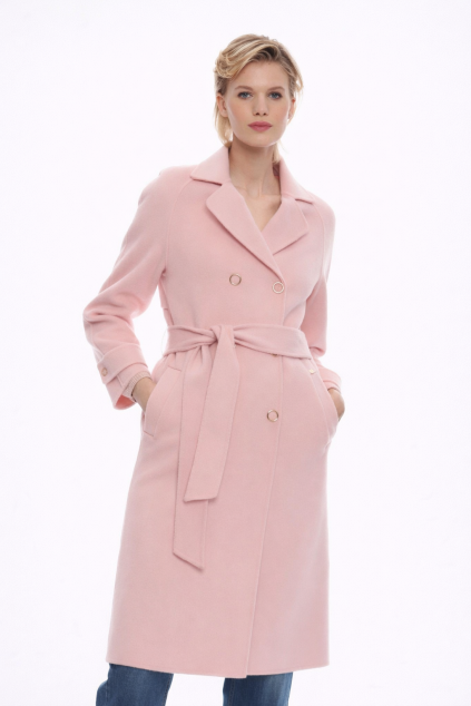 Model v růžovém trenčkotu