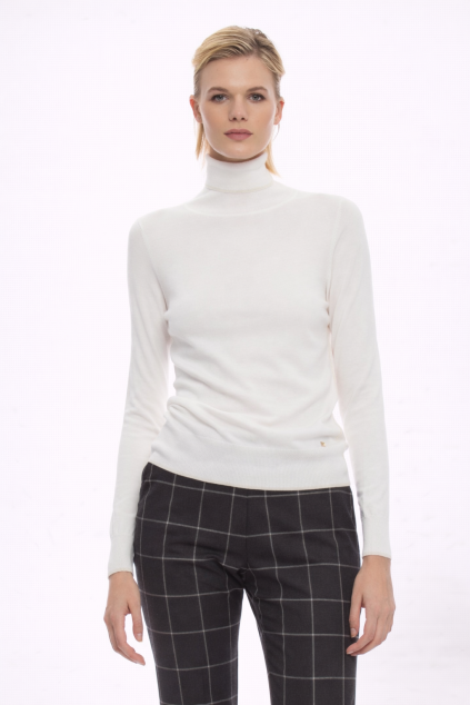 Mladá žena v bílém svetru