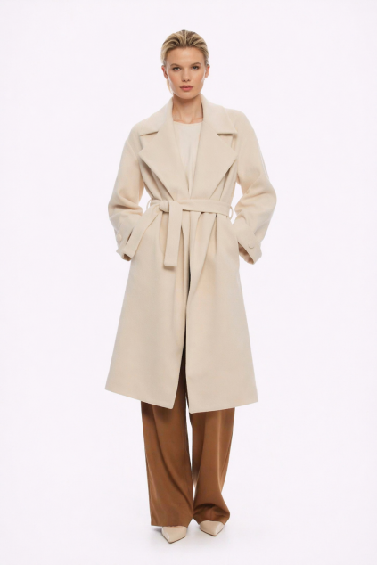 Módní portrét v béžovém kabátu