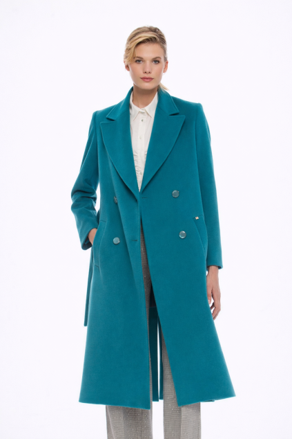 Model v tyrkysovém kabátu