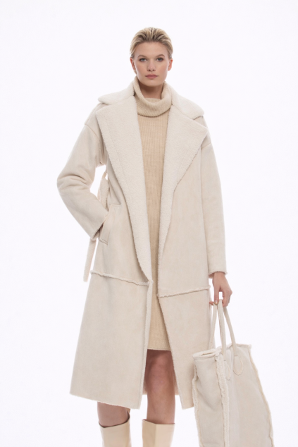 Kouřová elegance v krémovém outfitu