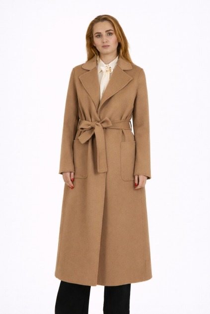 Modelka v kašmírovém kabátu