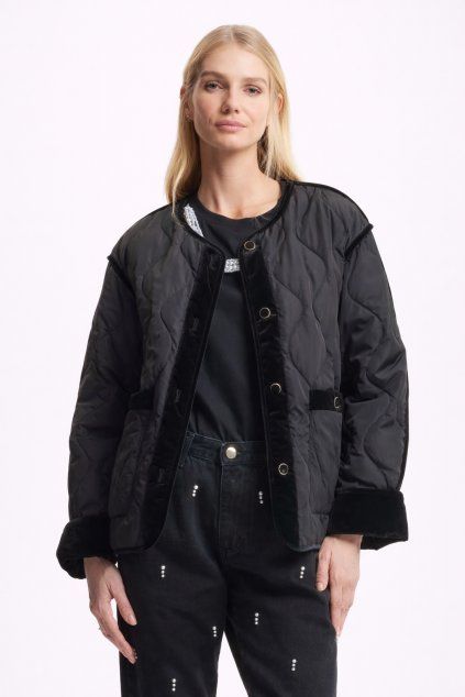 Módní modelka v černé bundě