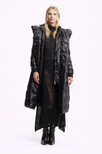 Stylová modelka v černém outfitu