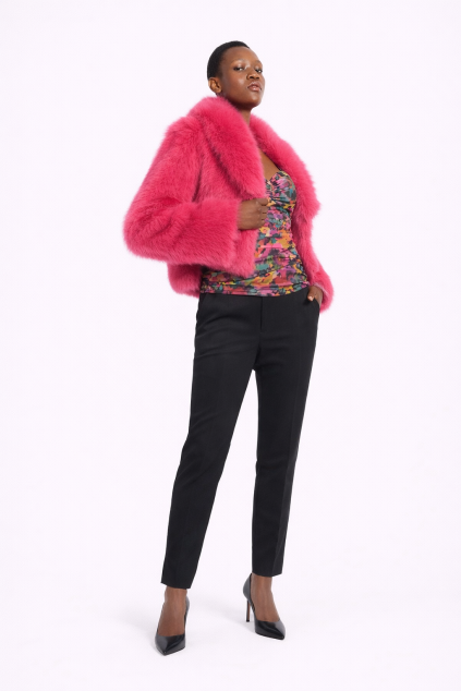 Stylová v růžovém umělém kožichu
