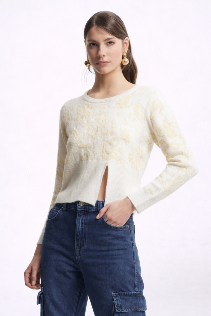 Mladá žena v ležérním outfitu