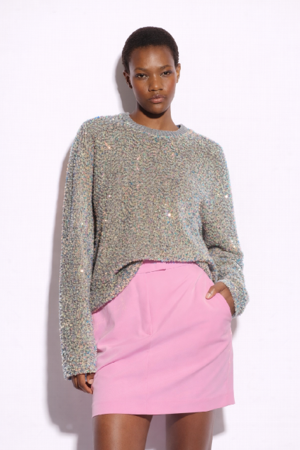 Mladá žena v třpytivém svetru