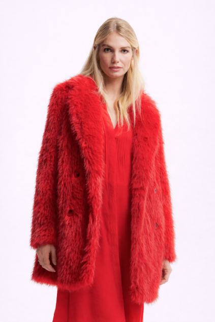 Žena v červeném kožešinovém plášti