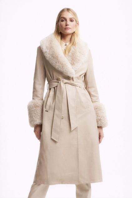 Elegant žena v béžovém kabátu