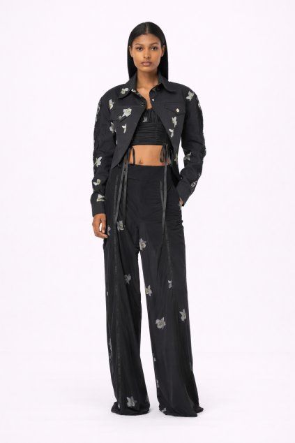 Mladý model v černé květinové tortě