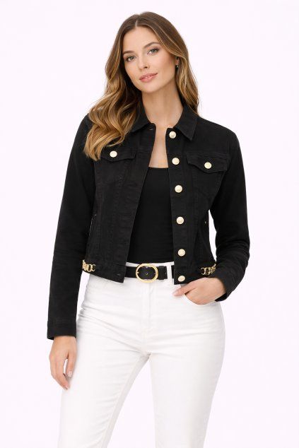 Mladá žena v černé džínové bundě