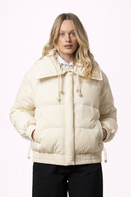Žena v krémové bundě