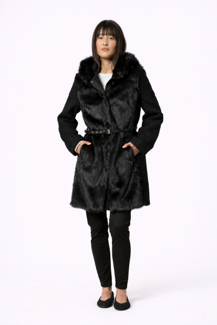 Mladá žena v černém kožichu