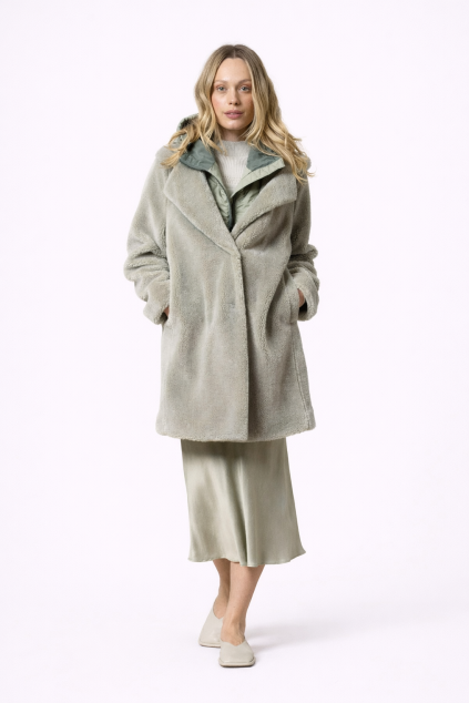 Žena v pastelovém outfitu