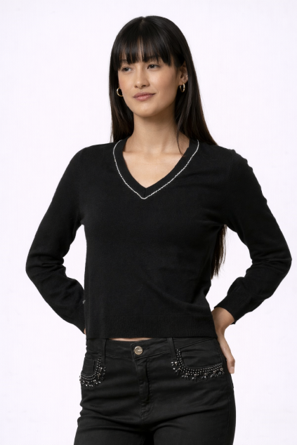 Portrét ženy v černém svetru