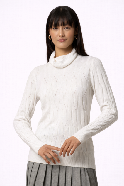 Mladá žena v bílém svetru