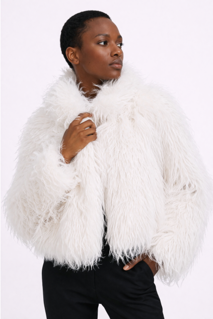 Módní portrét s bílým kožichem