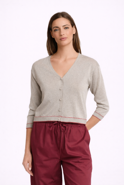 Portrét mladé ženy v pohodlném oblečení