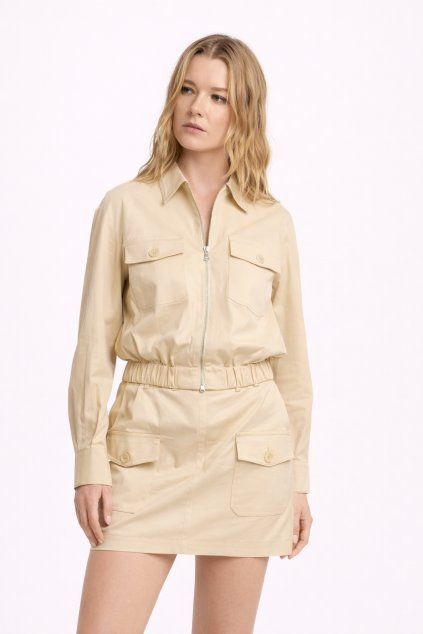 Módní portrét v béžových šatech