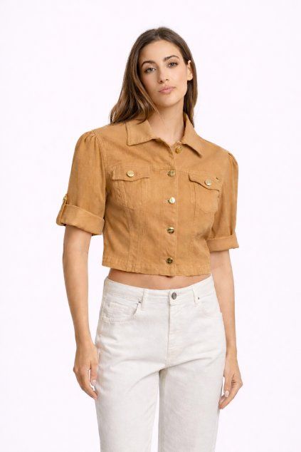 Žena v camel džínové bundě