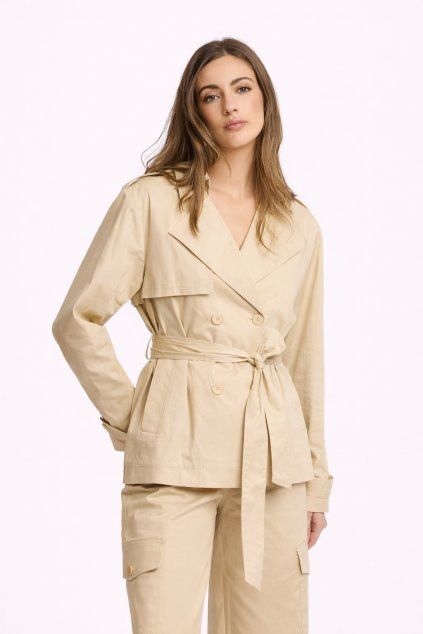 Bežový trench coat na bílé pozadí