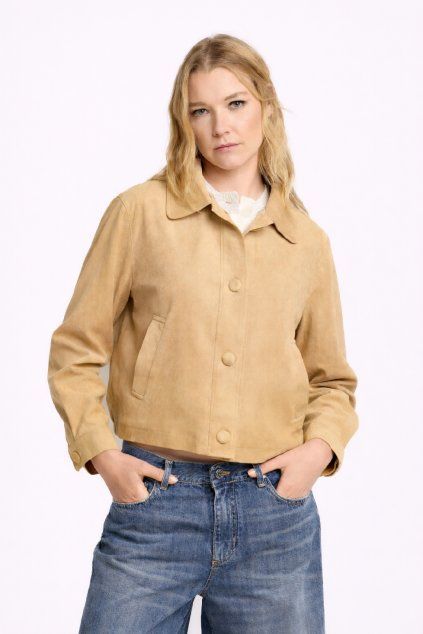 Blondýna v béžové kožené bundě