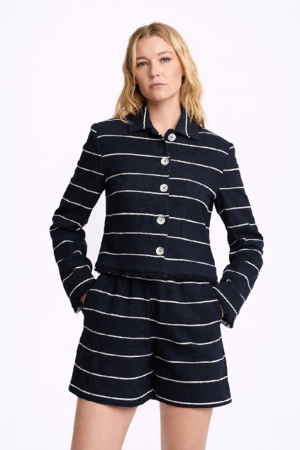 Žena v pruhovaném modrém oblečení