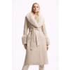 Elegant žena v béžovém kabátu
